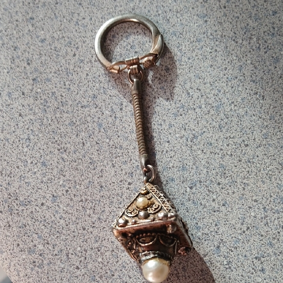 Unk Accessories - Vintage-Inspired Gold Tone And Pearl Pendant Keychain